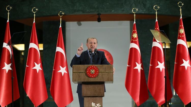 Mit erhobenem Zeigefinger: Erdogan geht angesichts der US-Haftbefehle gegen seine Leibwächter auf Konfrontationskurs zu den USA.