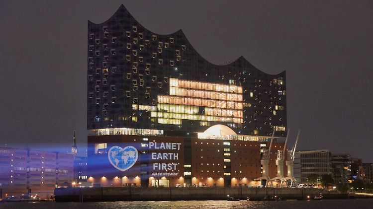 Hamburgs neues Wahrzeichen: Die Elbphilharmonie dient Greenpeace als Projektionsfläche.