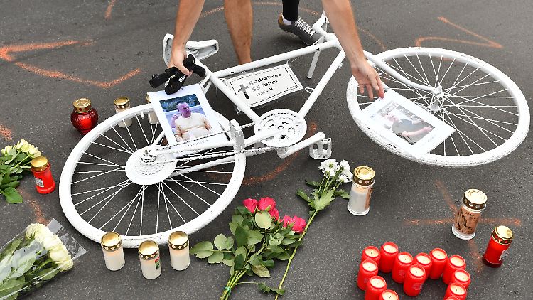 Am Donnerstag hatten Dutzende Berliner bei einer Mahnwache in Neukölln dem getöteten Radfahrer gedacht.