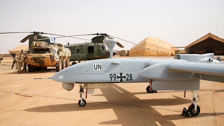 Diese Aufklärungsdrohnen vom Typ Heron 1 werden derzeit in Mali eingesetzt - und sollen durch größere Kampfdrohnen ersetzt werden.