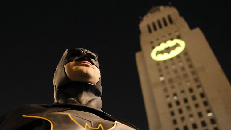 Das "Bat-Signal" erstrahlte an der Los Angeles City Hall.
