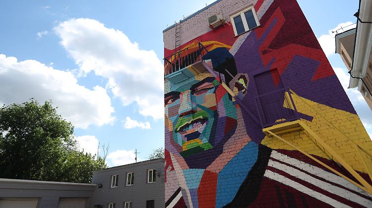 Neulich in Kasan: Dort - also nicht vor diesem Haus, sondern im Stadion - spielen Portugals Fußballer am Sonntag gegen Mexiko. Und wenn Sie wissen, wen das Graffiti darstellen soll, melden Sie sich bitte.