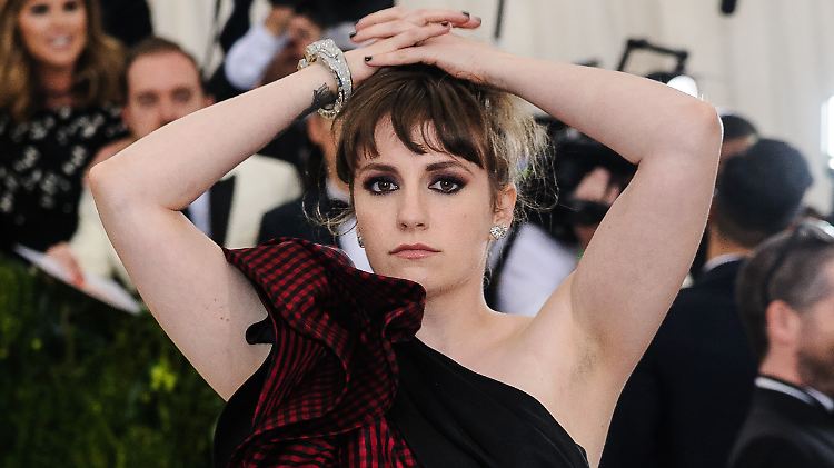 Lena Dunham setzt sich für ein positives Körpergefühl ein und geht mit gutem Beispiel voran.