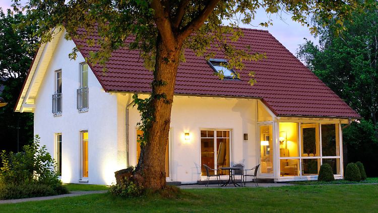 Viele Menschen träumen von einem Haus im Grünen. Bevor es soweit ist, sollte man einige grundlegende Entscheidungen treffen.