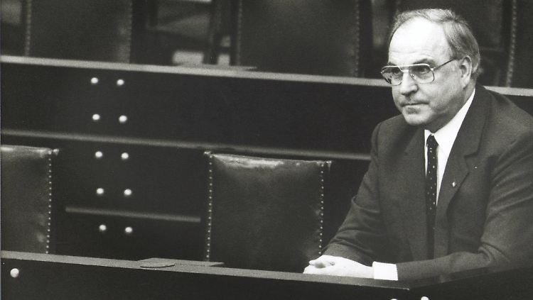 Helmut Kohl im Jahr 1983, im damaligen Bundestag in Bonn. Dort wurde er Bundeskanzler.