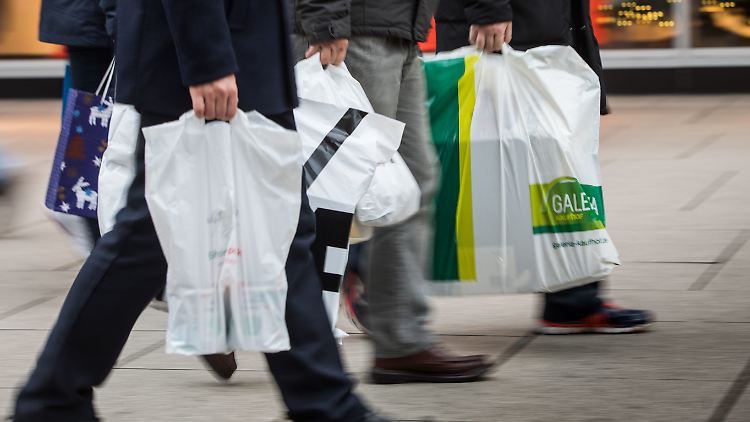 Seitdem sie Geld kosten, sind Plastiktüten bei Deutschen nicht mehr so beliebt.