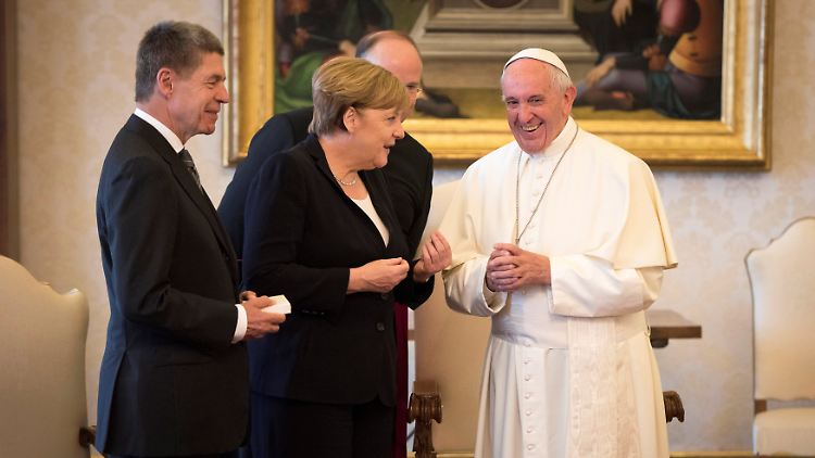 Angela Merkel (M.) und ihr Mann Joachim Sauer (l.) trafen Papst Franziskus im Vatikan.