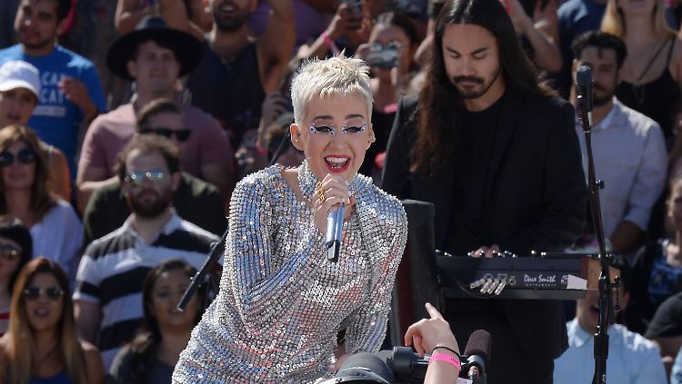 Nicht Miley und auch keine wandelnde Disco-Kugel: Das ist tatsächlich Katy Perry.