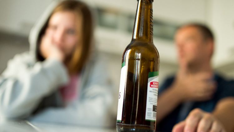 In Deutschland haben rund 2,65 Millionen Kinder und Jugendliche unter 18 Jahren im Laufe ihres Lebens mit einem alkoholabhängigen Elternteil zusammengelebt.