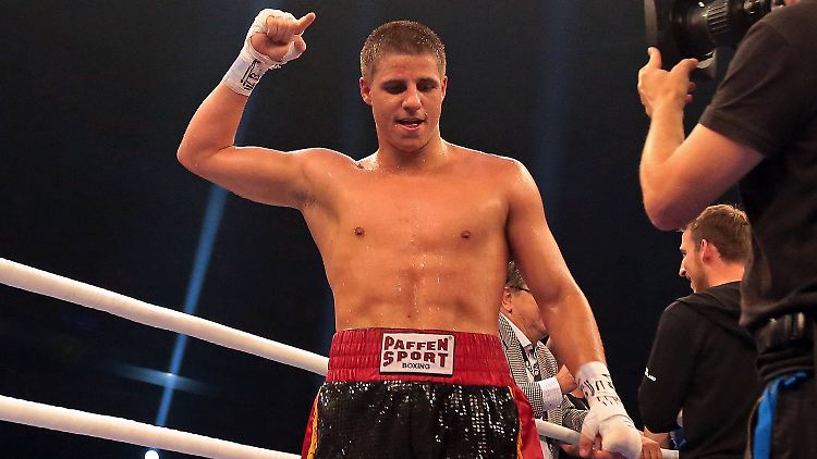 Gegen den Briten Smith überzeugt Deutschlands Box-Weltmeister Zeuge auf ganzer Linie.