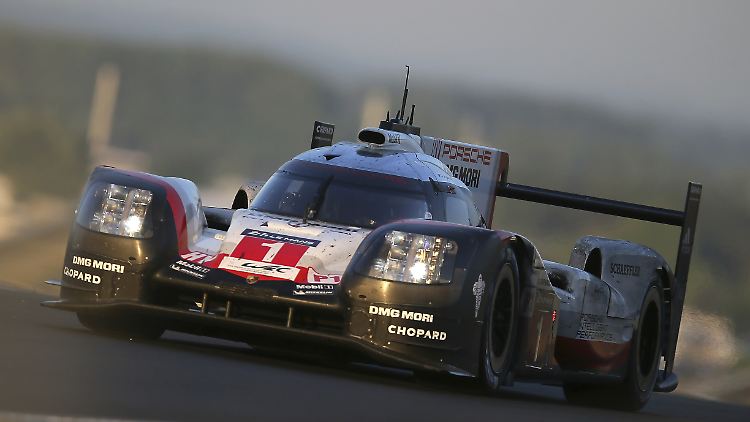 Porsche führt mit 14 Runden Vorsprung das Rennen an, dann stirbt der Motor.