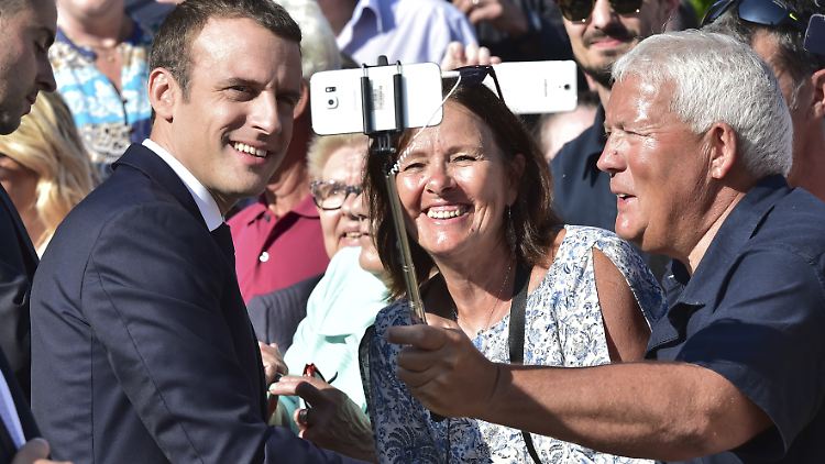 Bevor er selbst sein Kreuzchen macht, noch eben ein Selfie mit Anhängern: Frankreichs Präsident Emmanuel Macron.