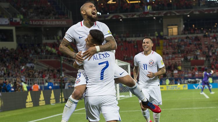 Arturo Vidal (o.) hat gegen Kamerun den perfekten Start Chiles in den Confed Cup eingeleitet.