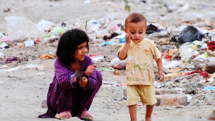 Afghanische Flüchtlingskinder spielen in einem Slum im Nordwestens Pakistans.