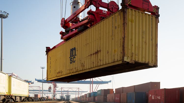 Ein Container der Reederei MSC wird beim Logistikunternehmen Eurokombi im Hamburger Hafen verladen.