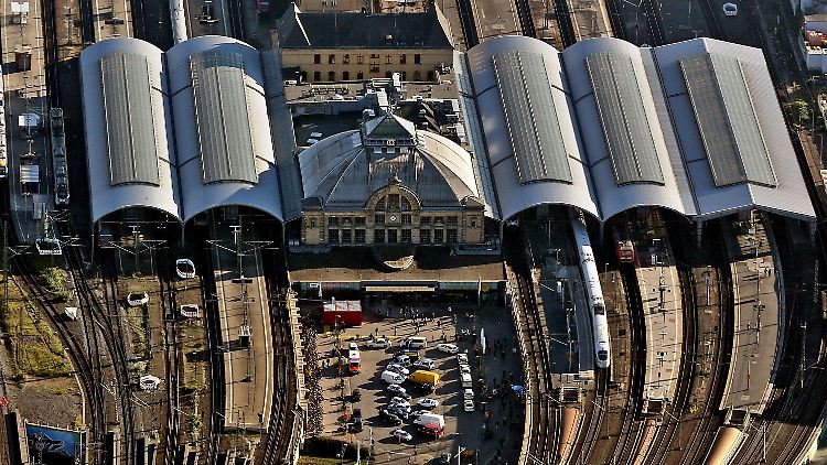 Attacken auf Bahnanlagen: Unter anderem am Bahnhof Halle kam es zu Behinderungen.