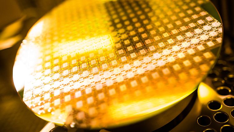 Ein Wafer aus der Bosch-Fabrik in Reutlingen. Halbleiter sind längst zur Kerntechnologie auch für Autos geworden. 
