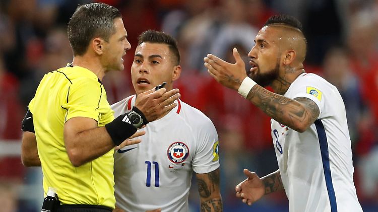 Damir Skomina wird vom Video-Schiedsrichter überstimmt. Das sorgt für Entsetzen bei Arturo Vidal.