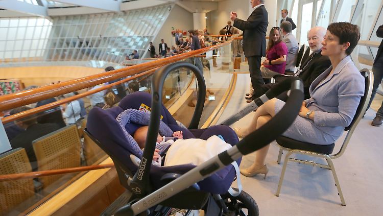 Frauke Petry mit Nachwuchs im Landtag von NRW - zu Besuch. Dort ist ihr Mann Abgeordneter. 