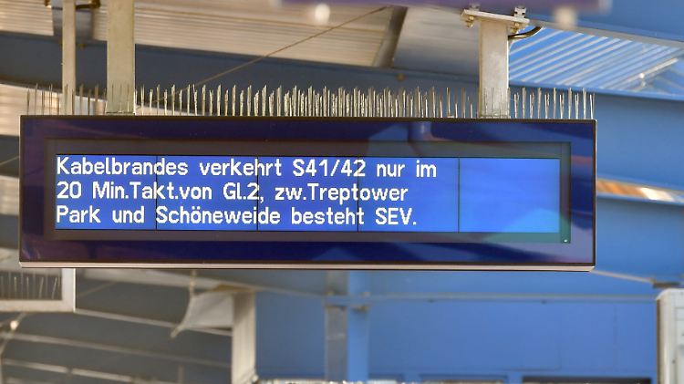 Am Bahnhof Treptower Park informiert die S-Bahn ihre Fahrgäste am Montagmorgen über die Einschränkungen im Zugverkehr.