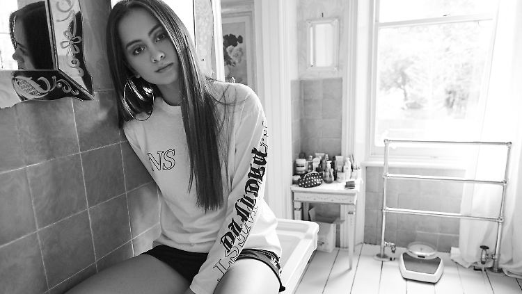 Jasmine Thompson ist erst 16, kann aber schon auf erfolgreiche Jahre in der Musikbranche zurückblicken.