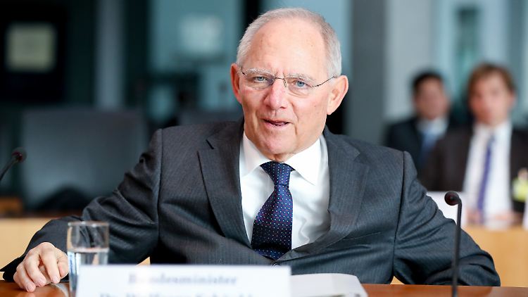 Obwohl Beamte in Schäubles Ministerium informiert waren, will keiner am größten Steuerraub aller Zeiten Schuld sein.