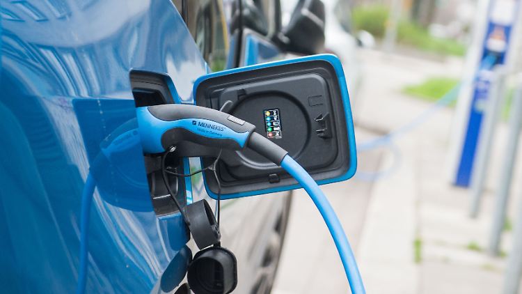 Die deutschen Autobauer hinken beim Thema Elektroautos hinterher. Chinas Quote macht nun Druck.