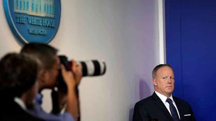 Sean Spicer scheint hier die  Fotografen zu beargwöhnen.