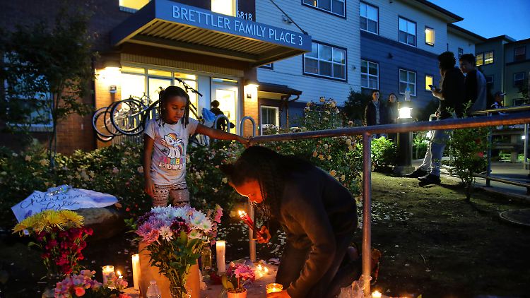 Nachbarn und Freunde gedenken der Getöteten vor ihrem Haus in Seattle. 