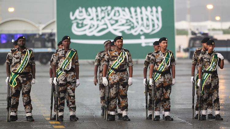 Saudische Soldaten posieren vor der Flagge des Königreichs. Der Konflikt mit dem Iran verschärft sich stetig.