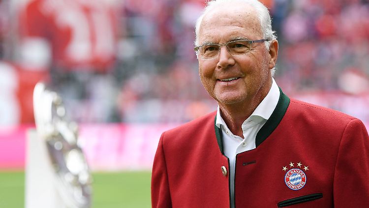 Am letzten Bundesliga-Spieltag ließ sich Franz Beckenbauer zusammen mit einigen anderen Legenden des FC Bayern sehen - ein mittlerweile seltener Anblick.