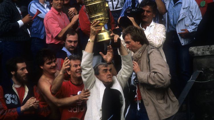 Da ist das Ding - Ernst Happel 1987 mit dem DFB-Pokal.