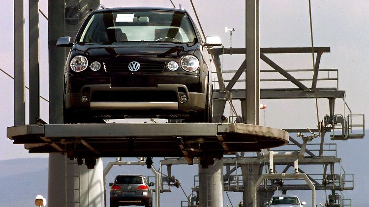 Auch die spektakuläre Seilbahn, auf der Fahrzeuge über das Werksgelände schweben, soll nach dem Willen der Arbeiter stillstehen. 