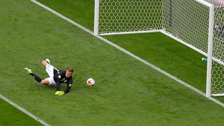 Bernd Leno kann sich trotz des Sieges gegen Australien ganz sicher nicht freuen.