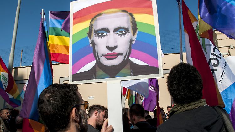 Aktivisten für die Rechte Homosexueller mit einem Anti-Putin-Plakat bei einer Demonstration im April.