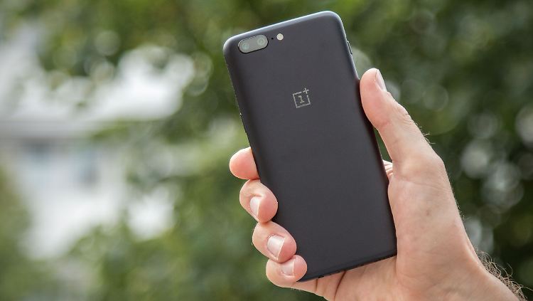 Das Oneplus 5 sieht aus wie das iPhone 7 Plus - technisch bietet es auch aktuellen Smartphones die Stirn.
