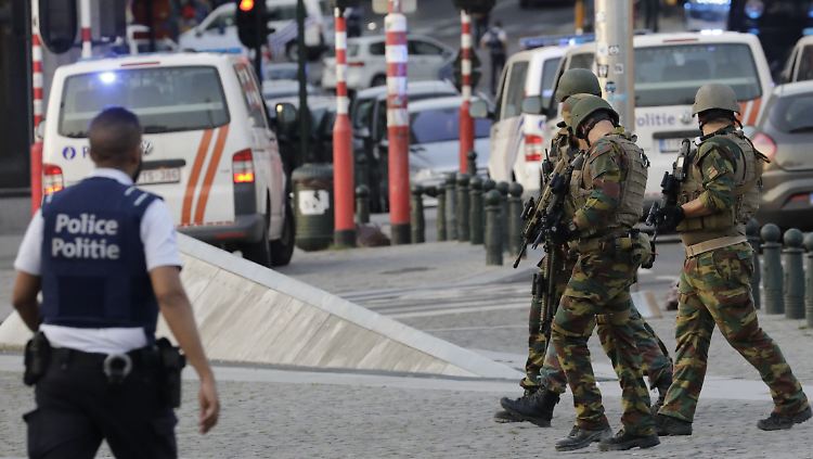 Polizisten und Soldaten patrouillieren vor dem Zentralbahnhof von Brüssel.