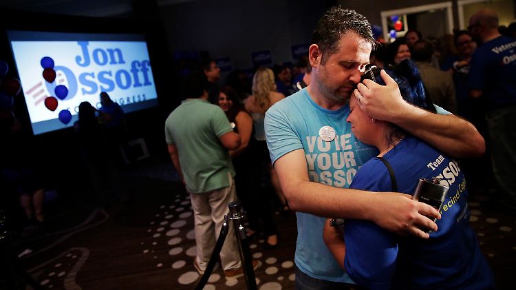 Da war Trost nötig unter den Anhängern: Demokrat Jon Ossoff konnte sich in Georgia nicht gegen Karen Handel durchsetzen.