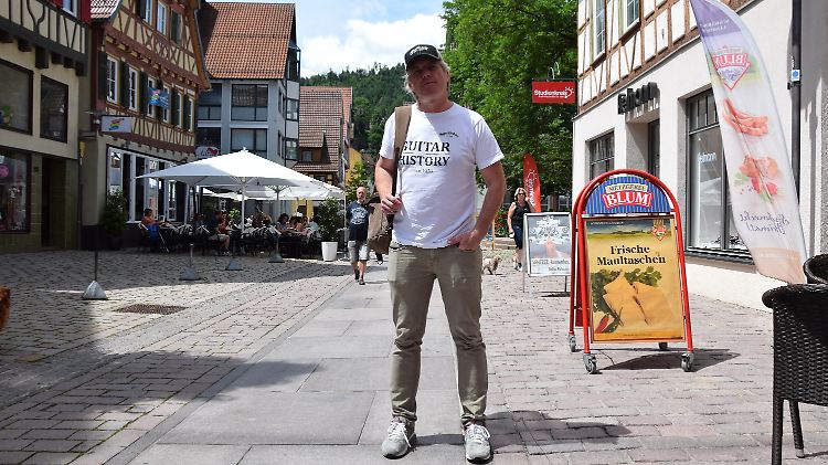 Mirko in der Calwer Fußgängerzone: Der Gitarrenverkäufer mag die Stadt, aber "hier ist nicht allzuviel los."