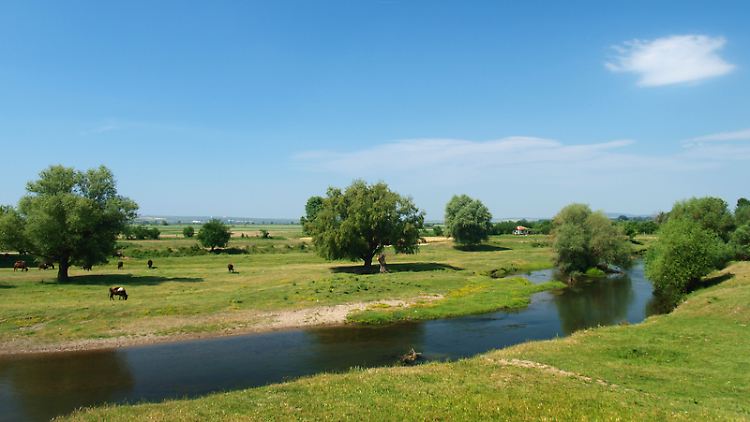 Südlich der Industriestadt Sliven am Rande des Balkangebirges ist die Landschaft weit - das Hinterland Bulgariens wird von Urlaubern allerdings noch selten entdeckt.