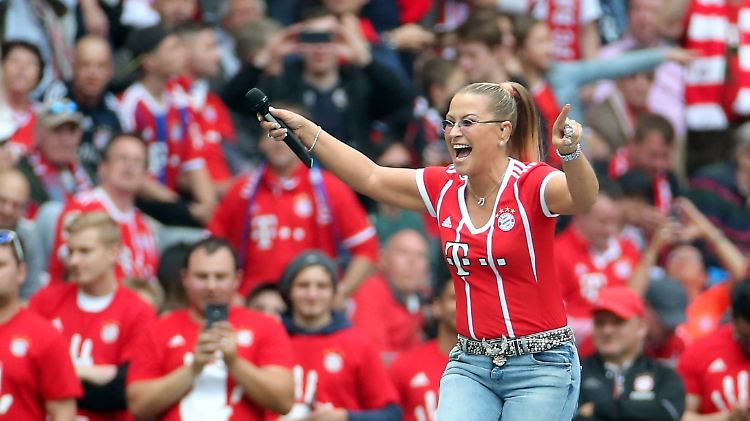 Sie singt, die Spieler warten: Anastacia in Fröttmaning.