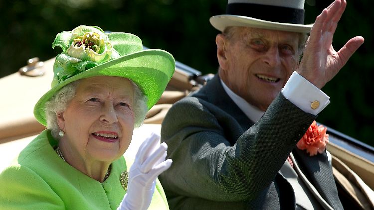 Am 20. Juni noch in Ascot: Prinz Philip mit seiner Königin. 