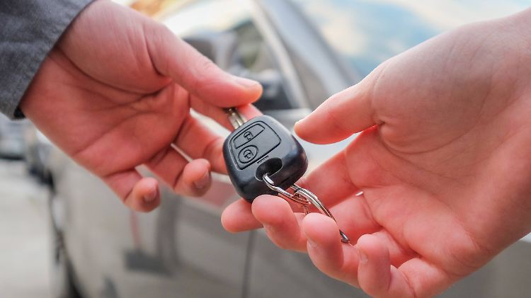 Um welches Fabrikat es sich bei dem Wagen handelte, steht nicht in der Mitteilung des Gerichts.