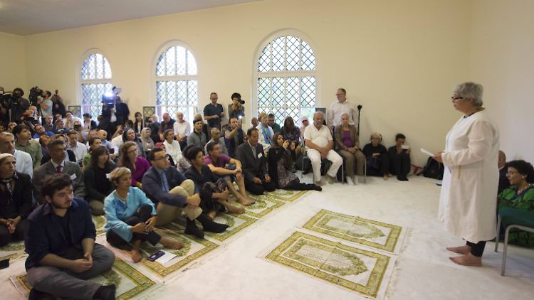 Rechtsanwältin Seyran Ates beim ersten Freitagsgebet zur Eröffnung einer liberalen Moschee.