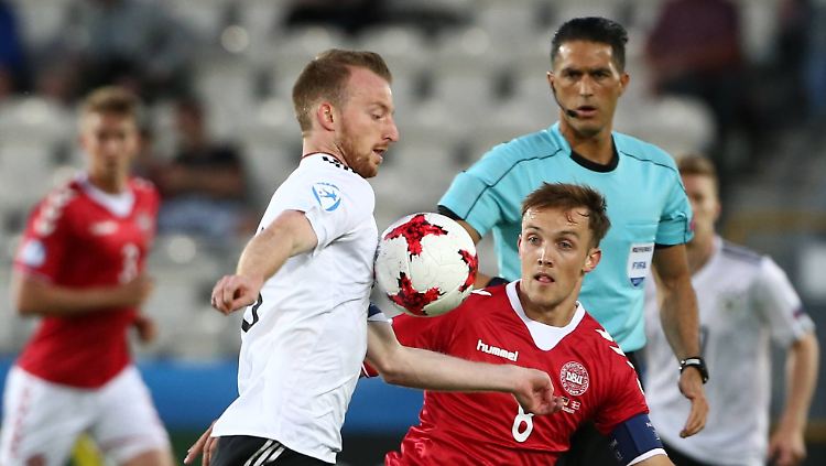 U21-Kaüpitän Maximilian Arnold setzt sich durch.