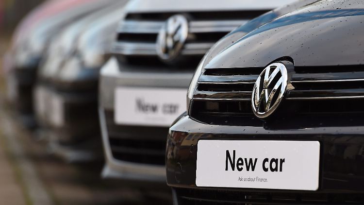 Bei einem harten Brexit dürfte der Absatz deutscher Autos in Großbritannien - hier Modelle von Volkswagen - zurückgehen.