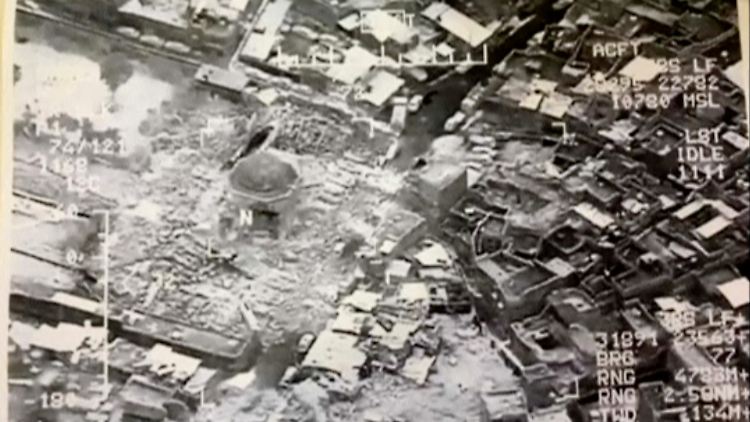 Bilder von Videoaufnahmen der Anti-IS-Koalition zeigen die zerstörte Moschee in Mossul.