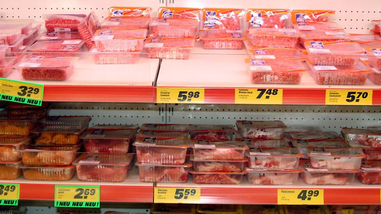 Viele Deutsche behaupten, weniger Fleisch zu essen als früher. Anhand der Verkaufszahlen lässt sich das aber kaum nachvollziehen. 