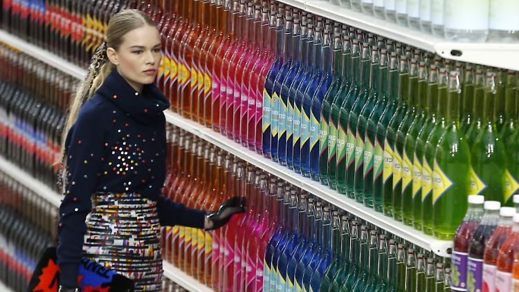 Karl Lagerfeld ließ seine Models für Chanel durch einen futuristischen Supermarkt laufen - ein einfacher Laufsteg hat als Werbefläche ausgedient.