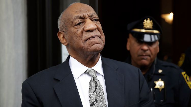 Weiterhin ein freier Mann, weil sich die Jury nicht auf eine Verurteilung einigen konnte: Bill Cosby.